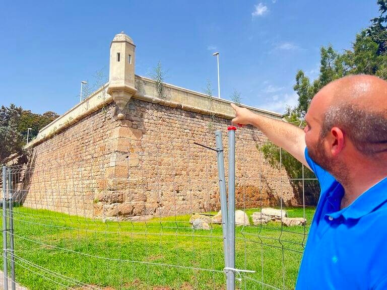 Manuel Torres: "Es inaceptable la situación de abandono del entorno de la Muralla del Mar”