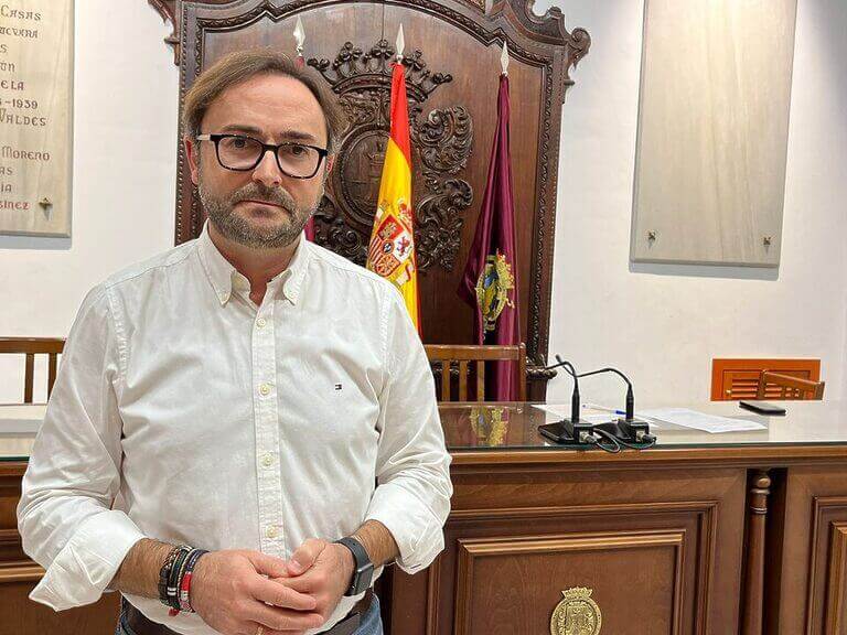 Fulgencio Gil se vende a la ultraderecha para consumar su GRAN MENTIRA bajando solo un ridículo 2 por ciento el IBI tras haber prometido una reducción del 25 por ciento