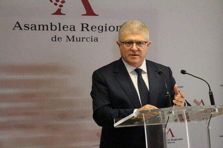 Pepe Vélez exige a López Miras que cese de inmediato a su vicepresidente, José Ángel Antelo, por sus declaraciones racistas