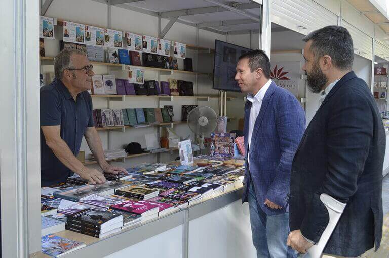 El alcalde de Mula visita La Feria del Libro de Murcia