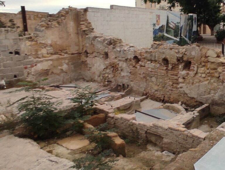 AJVA denuncia el abandono de sillares y ladrillos del s.XVIII en una zona de libre acceso y llena de basura junto al molino Oliver en Aljucer