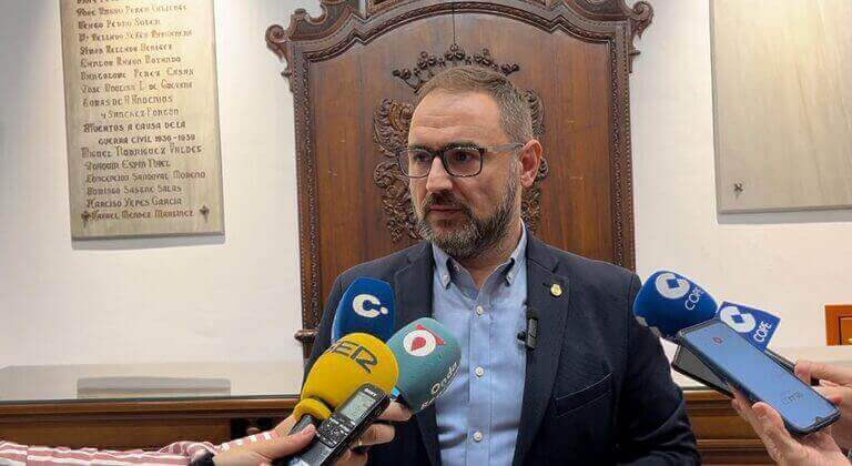 Fulgencio Gil ha sobrepasado todos los límites alentando el odio y la violencia, señalando a los concejales que no piensan como él y enfrentando entre sí a la población