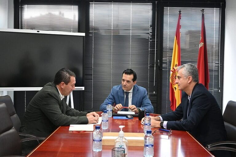 El alcalde de Mula exige mejoras en las carreteras del municipio y la construcción de viviendas para jóvenes al consejero de Fomento