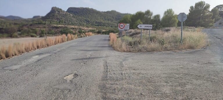 Segura: “El señor Gil Jódar prometió a los vecinos de la Parroquia durante la campaña electoral que si era alcalde exigiría a la Comunidad el arreglo de la carretera regional RM-C22 y una vez sentado en el sillón, vuelve a estafar a los vecinos y se niega a que los presupuestos regionales recojan una partida económica para el arreglo de la vía que une esta pedanía con Vélez Rubio”