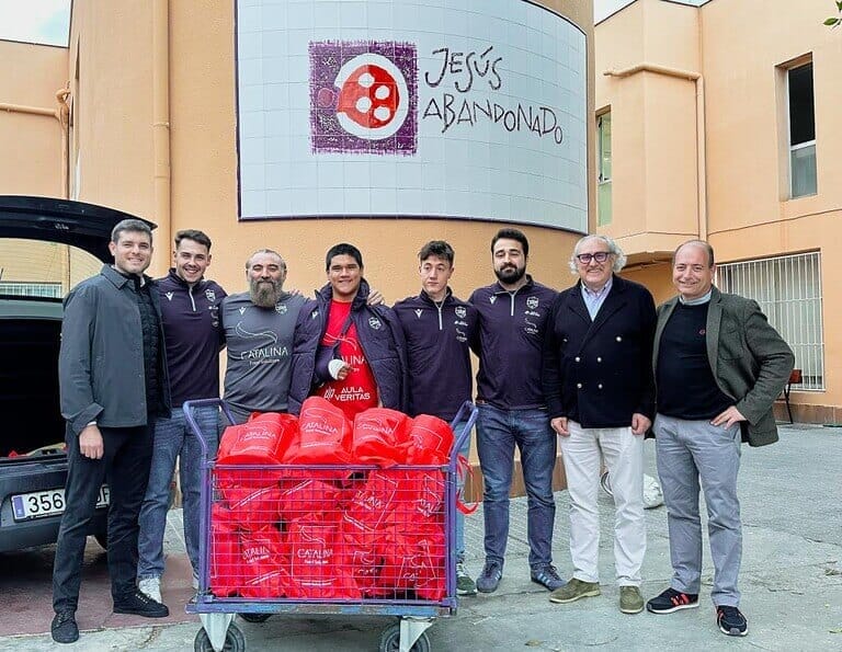 La empresa Catalina Food y el equipo de rugby CURM se unen para entregar a Jesús Abandonado diverso material para sus usuarios