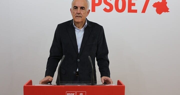 Alfonso Martínez: “La desaladora de Escombreras y ESAMUR vuelven a poner en evidencia las irregularidades y los chanchullos del PP en la Región” El Partido Socialista denunció el pasado 22 de julio ante la Fiscalía del Tribunal Superior de Justicia de la Región de Murcia la concesión de subvenciones a través de la empresa pública ESAMUR, entre ellas, unas transferencias realizadas de forma irregular a la sociedad Desaladora de Escombreras, a raíz de los informes publicados por la Intervención General de la Comunidad Autónoma “Es una irresponsabilidad que el Gobierno regional no haya disuelto todavía la sociedad de la desaladora de Escombreras, tal y como le obliga la Ley, ya que puede causar un perjuicio económico aun mayor a las cuentas regionales, algo que, como siempre, acabarán pagando todos los ciudadanos y ciudadanas” El diputado regional socialista Alfonso Martínez ha asegurado que la desaladora de Escombreras y la Entidad de Saneamiento y Depuración de la Región de Murcia (ESAMUR) han vuelto a poner en evidencia las irregularidades y los chanchullos del PP en la Región. Martínez ha explicado que, el pasado 22 de julio, el Partido Socialista denunció ante la Fiscalía del Tribunal Superior de Justicia de la Región de Murcia la concesión de subvenciones a través de la empresa pública ESAMUR. “Entre otras, denunciamos las transferencias realizadas de forma irregular a la sociedad Desaladora de Escombreras, sin que las mismas tengan resorte legal. Existen irregularidades en las transferencias económicas ejecutadas por dicha entidad en las auditorías de los últimos 4 ejercicios que existen publicados (2019, 2020, 2021 y 2022)”. “Es una irresponsabilidad que el Gobierno regional no haya disuelto todavía la sociedad de la desaladora de Escombreras, tal y como le obliga la Ley, ya que puede causar un perjuicio económico aun mayor a las cuentas regionales, algo que, como siempre, acabarán pagando todos los ciudadanos y ciudadanas”, ha señalado. El diputado socialista ha indicado que, tanto el Tribunal de Cuentas como la Intervención General llevan mucho tiempo advirtiendo de irregularidades en la gestión de ESAMUR, así como el lastre en el que se ha convertido para las cuentas regionales la desaladora de Escombreras que, junto a otros proyectos como el aeropuerto de Corvera, es un ejemplo más de cómo la mala gestión, los chanchullos y el despilfarro de los sucesivos gobiernos del PP han provocado la ruina económica de la Región de Murcia. “Lo único que ha hecho el PP en la Región en materia de agua ha sido la desaladora de Escombreras, que tiene un coste aproximado de 22 millones de euros, pero va a costar a la ciudadanía más de 700 millones y que apenas produce agua, tal y como ha denunciado nuestro secretario general, Pepe Vélez, en numerosas ocasiones”, ha añadido. Finalmente, Martínez ha afirmado que, según la Ley de Sociedades de Capital, el patrimonio neto negativo de una sociedad causa la disolución de la sociedad, y los administradores tienen la obligación de convocar la Junta General en un plazo de dos meses para que se apruebe la mencionada disolución o se promueva el concurso de acreedores. “Confiamos en que los tribunales pongan luz y transparencia en la gestión de ESAMUR, ya que es absolutamente opaca”.