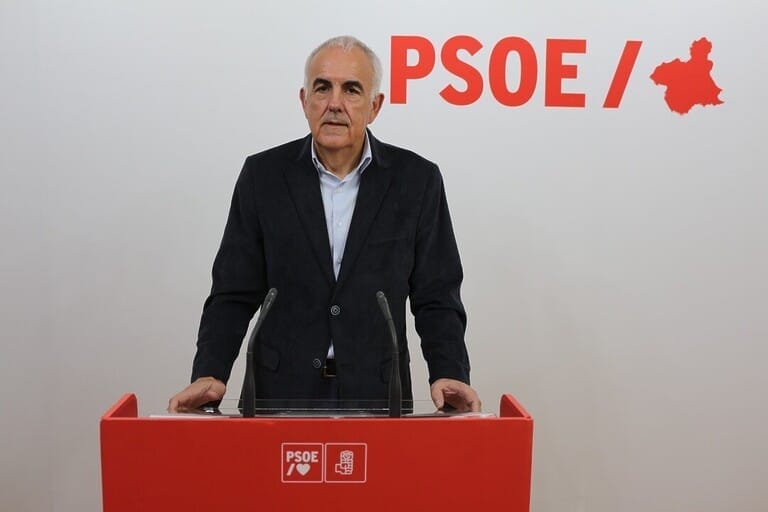 Alfonso Martínez: “La desaladora de Escombreras y ESAMUR vuelven a poner en evidencia las irregularidades y los chanchullos del PP en la Región” El Partido Socialista denunció el pasado 22 de julio ante la Fiscalía del Tribunal Superior de Justicia de la Región de Murcia la concesión de subvenciones a través de la empresa pública ESAMUR, entre ellas, unas transferencias realizadas de forma irregular a la sociedad Desaladora de Escombreras, a raíz de los informes publicados por la Intervención General de la Comunidad Autónoma “Es una irresponsabilidad que el Gobierno regional no haya disuelto todavía la sociedad de la desaladora de Escombreras, tal y como le obliga la Ley, ya que puede causar un perjuicio económico aun mayor a las cuentas regionales, algo que, como siempre, acabarán pagando todos los ciudadanos y ciudadanas” El diputado regional socialista Alfonso Martínez ha asegurado que la desaladora de Escombreras y la Entidad de Saneamiento y Depuración de la Región de Murcia (ESAMUR) han vuelto a poner en evidencia las irregularidades y los chanchullos del PP en la Región. Martínez ha explicado que, el pasado 22 de julio, el Partido Socialista denunció ante la Fiscalía del Tribunal Superior de Justicia de la Región de Murcia la concesión de subvenciones a través de la empresa pública ESAMUR. “Entre otras, denunciamos las transferencias realizadas de forma irregular a la sociedad Desaladora de Escombreras, sin que las mismas tengan resorte legal. Existen irregularidades en las transferencias económicas ejecutadas por dicha entidad en las auditorías de los últimos 4 ejercicios que existen publicados (2019, 2020, 2021 y 2022)”. “Es una irresponsabilidad que el Gobierno regional no haya disuelto todavía la sociedad de la desaladora de Escombreras, tal y como le obliga la Ley, ya que puede causar un perjuicio económico aun mayor a las cuentas regionales, algo que, como siempre, acabarán pagando todos los ciudadanos y ciudadanas”, ha señalado. El diputado socialista ha indicado que, tanto el Tribunal de Cuentas como la Intervención General llevan mucho tiempo advirtiendo de irregularidades en la gestión de ESAMUR, así como el lastre en el que se ha convertido para las cuentas regionales la desaladora de Escombreras que, junto a otros proyectos como el aeropuerto de Corvera, es un ejemplo más de cómo la mala gestión, los chanchullos y el despilfarro de los sucesivos gobiernos del PP han provocado la ruina económica de la Región de Murcia. “Lo único que ha hecho el PP en la Región en materia de agua ha sido la desaladora de Escombreras, que tiene un coste aproximado de 22 millones de euros, pero va a costar a la ciudadanía más de 700 millones y que apenas produce agua, tal y como ha denunciado nuestro secretario general, Pepe Vélez, en numerosas ocasiones”, ha añadido. Finalmente, Martínez ha afirmado que, según la Ley de Sociedades de Capital, el patrimonio neto negativo de una sociedad causa la disolución de la sociedad, y los administradores tienen la obligación de convocar la Junta General en un plazo de dos meses para que se apruebe la mencionada disolución o se promueva el concurso de acreedores. “Confiamos en que los tribunales pongan luz y transparencia en la gestión de ESAMUR, ya que es absolutamente opaca”.