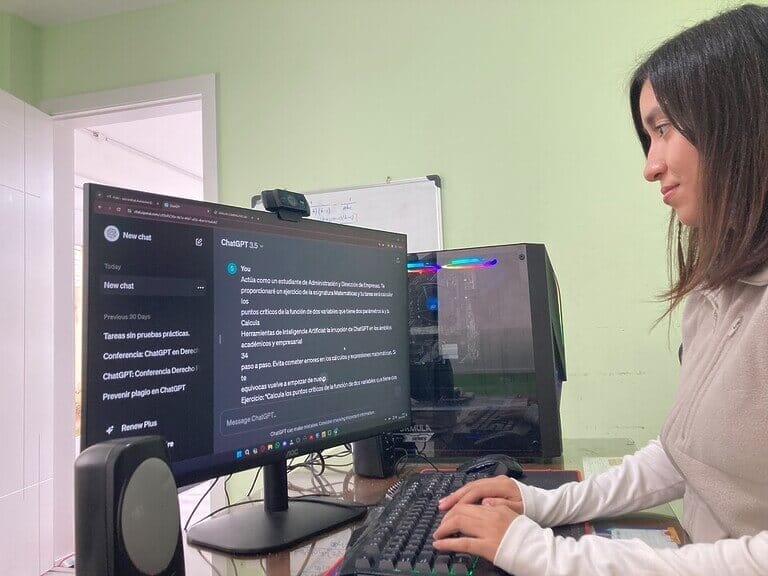 Una estudiante de la UPCT defiende en un Congreso Internacional el uso crítico de Inteligencia Artificial en los trabajos universitarios