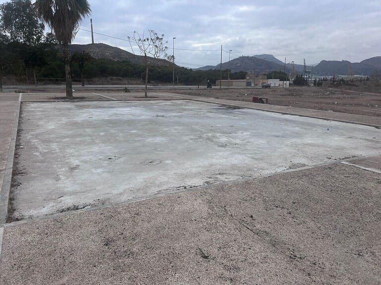 PP y Vox dejan a Lo Campano sin zona de juegos infantiles Manuel Torres denuncia que se han retirado las instalaciones, el suelo y las vallas del parque que se construyó con los presupuestos participativos de 2018 Los niños de Lo Campano ya no tienen ninguna zona de juegos en la que disfrutar de su tiempo de ocio. El equipo de Gobierno de PP y Vox ha retirado las instalaciones, el suelo y las vallas del único parque infantil que había en todo el barrio y que se construyó con los presupuestos participativos de 2018. “El parque se tenía que arreglar y mantener para que los niños pudieran jugar, como pedimos en otoño. Pero el Gobierno de Arroyo ha arrasado con todo, dejando a los más pequeños sin un solo espacio en todo el barrio. Una vez más, PP y Vox abandonan a quienes más lo necesitan”, ha denunciado el concejal socialista, Manuel Torres. El parque se encontraba en mal estado y el PSOE exigió su reforma, dentro del Plan Integral de Modernización y Remodelación del barrio que exigió en el Pleno del Ayuntamiento. “PP y Vox centran las inversiones en el centro, dejando de lado a barrios como Lo Campano que necesitan muchas inversiones y las necesitan con urgencia”, ha señalado Torres. El concejal exige al equipo de Gobierno la inmediata construcción de un nuevo parque infantil con instalaciones modernas. “Pero no basta con que construyan el parque, tienen que mantenerlo debidamente, al igual que tienen que hacer con el resto del barrio. Si las inmediaciones del parque están sucias porque no se limpian, el parque terminará estando sucio también”, ha destacado Manuel Torres.