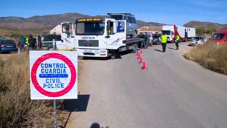 Más de quinientos vehículos han abandonado la macrofiesta ilegal en Fuente Álamo en los últimos días