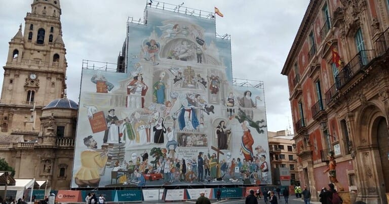 UNA DECENA DE COLECTIVOS SOLICITAN LA RETIRADA DE LA LONA DE LA CATEDRAL POR LLEVAR PUBLICIDAD