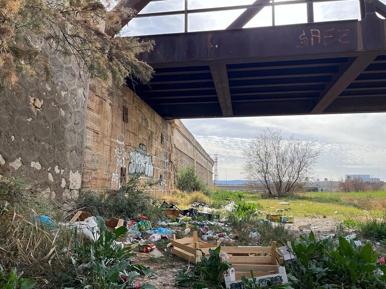El PSOE de Lorca denuncia la situación de abandono y desidia del entorno del Puente de Hierro que se ha convertido en un vertedero