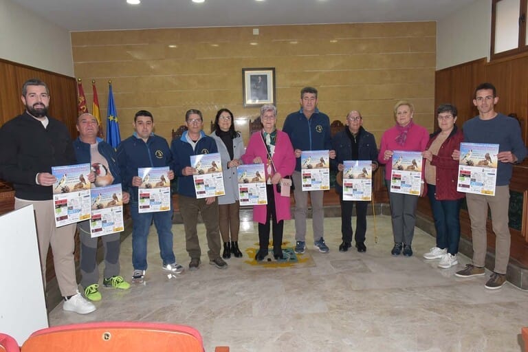 La Asociación Ornitológica de Calasparra presenta el Concurso a beneficio de la lucha contra el cáncer que se celebrará el próximo domingo en el Campo Municipal de Atletismo