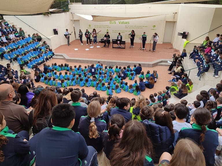Cientos de alumnos, padres y profesores marchan en Murcia contra la desnutrición infantil