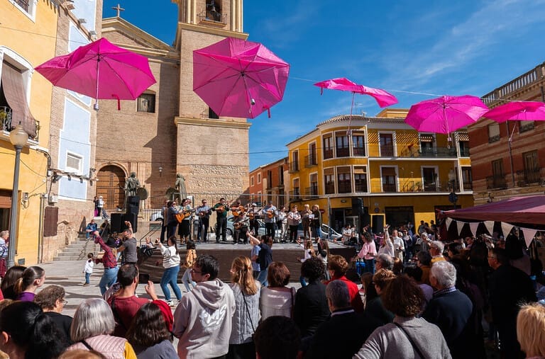 MulaFlor24 se expande vistiendo de blancos y rosas el casco histórico de Mula