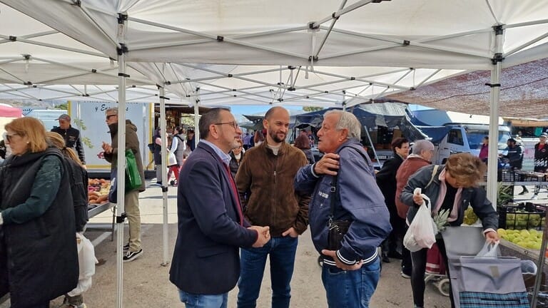 El PSOE de Lorca exige al Ayuntamiento que respete a los vendedores del mercado y aplique medidas para compensar las pérdidas por no poder usar el aparcamiento o el Huerto de la Rueda