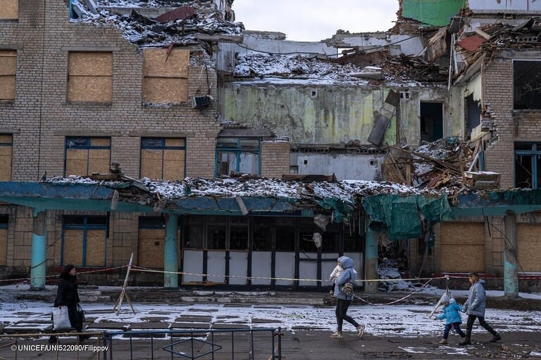 Los niños y niñas de las zonas de primera línea de frente se ven obligados a pasar hasta 5.000 horas, el equivalente a casi siete meses, refugiados bajo tierra