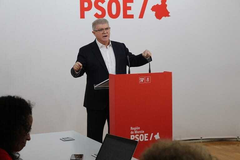 Pepe Vélez: “Mientras López Miras regala 400 millones a los más ricos, el PP castiga a las familias trabajadoras con un sablazo fiscal en los ayuntamientos”