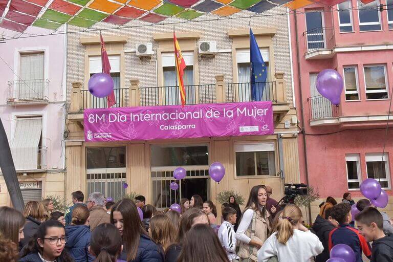 El Ayuntamiento de Calasparra conmemora el Día Internacional de la Mujer con un emotivo acto en la Plaza de La Corredera