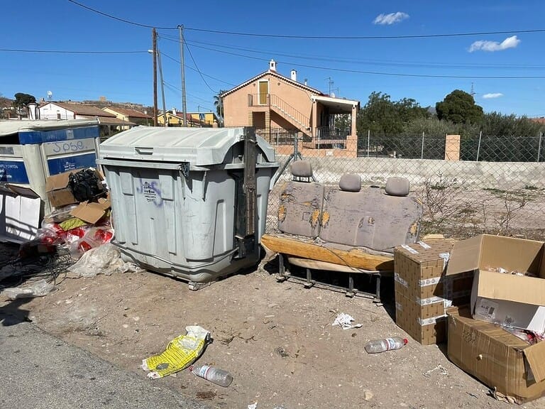 Vecinos de Campillo en Lorca denuncian la suciedad acumulada en su pedanía mientras soportan una subida del impuesto de la basura un 22%