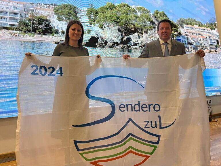 Mula recoge el galardón Bandera Sendero Azul otorgado a la Senda del Tiempo