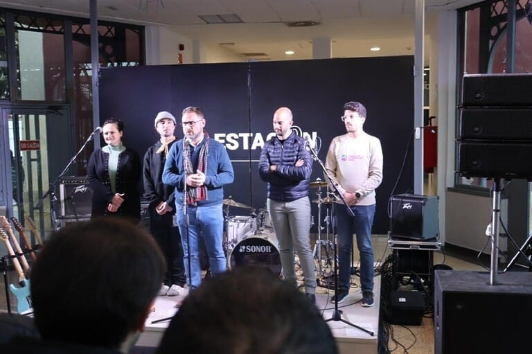 Se cumple un año desde que el PSOE puso en marcha el centro de ocio joven La Estación, hoy cerrado a cal y canto por Fulgencio Gil