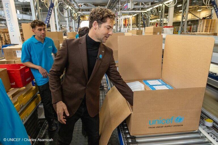 David Bisbal visita el almacén humanitario de UNICEF en Copenhague, el más grande del mundo