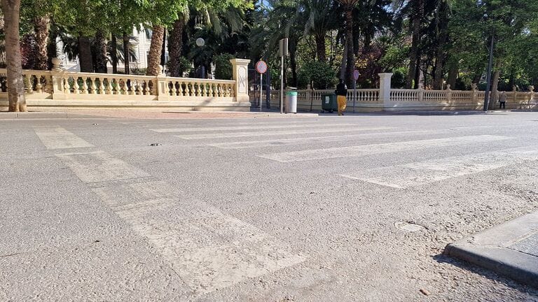 El PSOE de Lorca denuncia la peligrosidad por el estado de abandono de los pasos de peatones en la Avenida Fuerzas Armas y calle Juan Antonio Dimas  