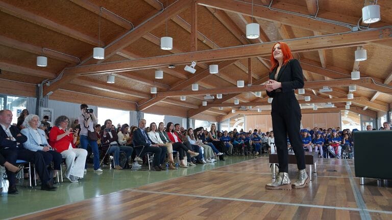 Sara García Alonso, la primera mujer española astronauta, recomienda a las futuras ingenieras que tengan valentía para innovar y una curiosidad infinita