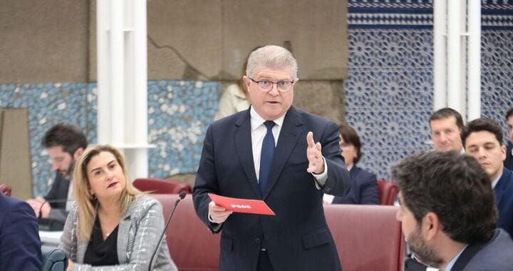 El PSOE quiere que López Miras comparezca dos veces al mes