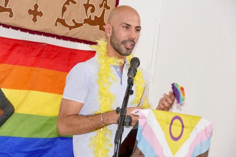 El PSRM-PSOE saldrá a la calle para exigir al Gobierno regional el cumplimiento íntegro de la Ley de Igualdad LGTBI de la Región El secretario de LGTBI del PSOE de la Región de Murcia, Pencho Soto, denuncia que el Gobierno de López Miras incumple sistemáticamente la Ley de Igualdad LGTBI de la Región de Murcia desde su aprobación en 2016 "Ahora más que nunca tenemos que salir a las calles a defender nuestros derechos. El PP y Vox pretenden que las personas LGTBI volvamos a los armarios, pero desde el PSOE no lo vamos a consentir. Ni un paso atrás” El secretario de LGTBI del PSOE de la Región de Murcia, Pencho Soto, ha anunciado que el PSRM-PSOE saldrá a la calle para defender y reivindicar los derechos de las personas LGTBI y ha recordado que participará en la manifestación del Orgullo que tiene lugar este sábado en Murcia, además de otras concentraciones y acciones que se están convocando durante estas semanas en los municipios de la Región. “Ahora es más necesario que nunca que todas y todos salgamos a las calles a exigir el cumplimiento de la Ley de Igualdad LGTBI de la Región, aprobada en 2016, que nunca se ha aplicado, ha apuntado y ha señalado que, además, el socio de gobierno de López Miras, Vox, ya ha advertido que su próximo objetivo es cargarse la citada ley. En este sentido, ha resaltado que el PP y la ultraderecha demuestran ser indistinguibles. “Es lo mismo derogar una ley, como pretende Vox, que no cumplirla, como está haciendo el Partido Popular de López Miras”. “El Partido Popular nunca ha cumplido la ley. Por este motivo, exigimos la puesta en marcha del Observatorio regional contra la discriminación por orientación sexual e identidad de género, que está totalmente paralizado, y que el Gobierno regional coloque la bandera LGTBI en la sede de la presidencia de la Comunidad, en el Palacio de San Esteban, con motivo del Orgullo LGTBI, tal y como ha hecho la Delegación del Gobierno de España en la Región”, ha explicado. Además, ha recordado que tanto el PP como Vox se opusieron a la declaración institucional contra la LGTBIfobia en la Asamblea Regional. “Estamos asistiendo a un verdadero paso atrás en la defensa de los derechos de las personas LGTBI. Está claro que lo que pretenden es meternos en los armarios como en el pasado”. Asimismo, también ha resaltado que en municipios de la Región de Murcia en los que gobiernan PP y la ultraderecha incluso están impidiendo colocar la bandera arcoíris y celebrar actos por el día del Orgullo, como es el caso de Lorca. “Por eso, ahora es más importante que nunca que nos sumemos a la manifestación del Orgullo LGTBI para responder ante los retrocesos que estamos dando en las instituciones en las que gobiernan la derecha y la ultraderecha, así como ante el aumento de agresiones LGTBIfóbicas a las que estamos asistiendo”, ha insistido. Para terminar, ha recalcado que, frente al odio que pregonan PP y Vox y ante su intención de derogar la Ley de Igualdad LGTBI, el Partido Socialista seguirá defendiendo una sociedad inclusiva, en la que todas las personas tengan el derecho de ser cómo son. “Seguiremos luchando para alcanzar una sociedad igualitaria, orgullosa de su diversidad. No vamos a consentir que el PP y Vox metan a las personas LGTBI en los armarios, que es lo que ellos pretenden”, ha concluido.