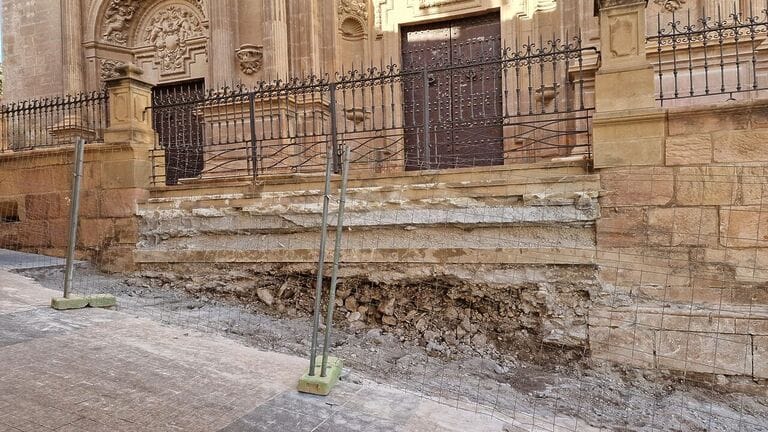El PSOE de Lorca exige la paralización inmediata de la demolición de la escalinata de la Antigua Colegiata de San Patricio hasta conocer si cuentan con los permisos necesarios para la obra