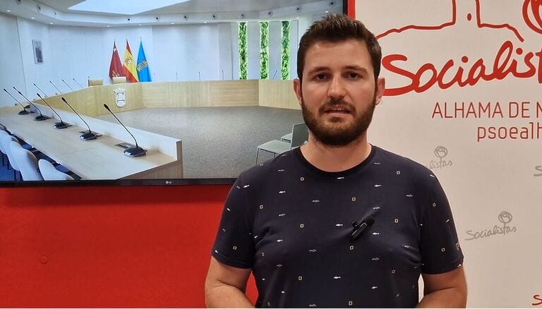 El PSOE de Alhama exige al Gobierno de PP, Vox y Alhama@Una que vuelva a poner en funcionamiento el taxi a las pedanías
