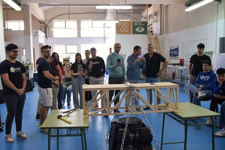 Un puente de celosía y sin cables metálicos supera la prueba de carga y representará a la UPCT en Santander