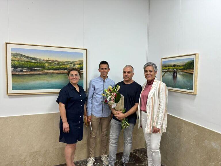 El pasado viernes se inauguró la exposición "Paraísos Cercanos" en la Sala de Exposiciones de la Calle Mayor. A la inauguración asistió la alcaldesa de Calasparra, Teresa García y los concejales del Equipo de Gobierno, Nani Sánchez y Juan Bernal