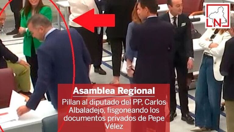 Pillan al diputado del PP, Carlos Albaladejo, fisgoneando los documentos privados de Pepe Vélez