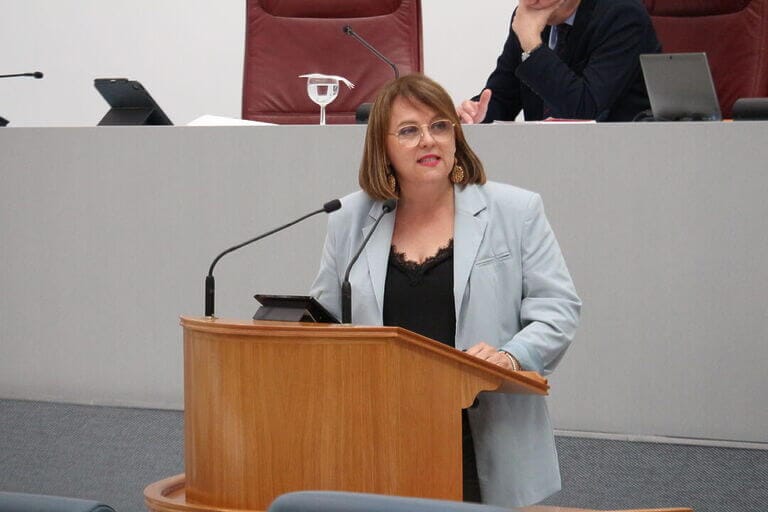 María Dolores Martínez: “El consejero de Educación será recordado por los barracones y por el peor inicio del curso escolar de la de la Región”