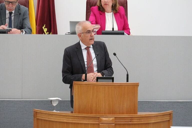 Martínez Baños: “Hoy ha quedado claro que el único que apuesta por ayudar a las familias a instalar placas solares y a la compra de coches eléctricos es el Partido Socialista”