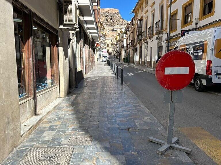 El PSOE de Lorca pide al Ayuntamiento de Lorca que refuerce la seguridad en la calle Álamo debido al cambio en el sentido de circulación debido a las obras