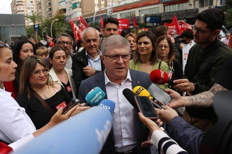 Pepe Vélez acusa al PP de "gobernar solo para los más ricos" mientras recorta en sanidad y educación
