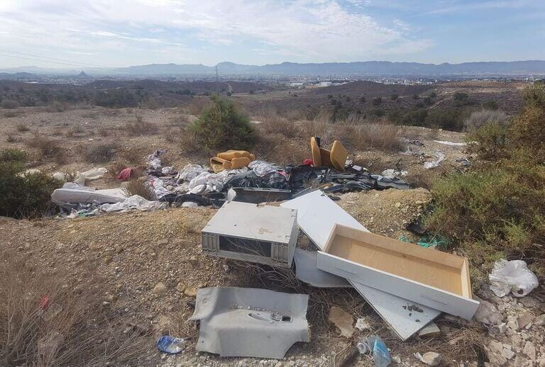 PSOE de Molina denuncia la negligencia del alcalde del PP y VOX ante vertidos incontrolados en zonas urbanas