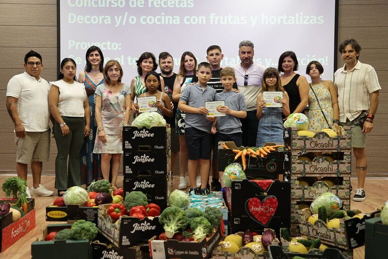 350 kilos de frutas y verduras para los ganadores del concurso para escolares de recetas y decoración 