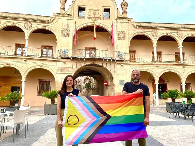 Fulgencio Gil abraza a la ultraderecha en Lorca en contra del colectivo LGBTIQ+, negando el izado de la bandera arcoíris en el Ayuntamiento