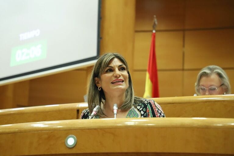 Inma Sánchez: “Gracias al PSOE, la línea Cartagena-Chinchilla seguirá en servicio y se va a electrificar” La senadora destaca que gracias al trabajo de socialistas como Pepe Vélez, que lleva mucho tiempo defendiendo esta línea, primero desde la Delegación del Gobierno y ahora como secretario general del PSRM-PSOE y portavoz del PSOE en la Asamblea Regional, la electrificación del trazado será una realidad “El PP sentenció de muerte la línea Cartagena-Chinchilla, que es el camino más corto entre Murcia y Madrid, al pactar la llegada del AVE por Alicante. Ha sido el PSOE quien ha apostado por mantenerla en servicio y modernizarla” La senadora del PSOE por la Región de Murcia, Inma Sánchez Roca, ha afirmado que, gracias al Partido Socialista, la línea Cartagena-Chinchilla seguirá en servicio y se va a electrificar. “En cuanto finalicen las obras que se están llevando a cabo, se reanudará el servicio de la línea. Está claro que el PP no causó ninguna molestia porque nunca hizo absolutamente nada”. “El PP sentenció de muerte la línea Cartagena-Chinchilla, que es el camino más corto entre Murcia y Madrid, al pactar la llegada del AVE por Alicante. Gracias a socialistas como nuestro secretario general, Pepe Vélez, que lleva mucho tiempo defendiendo la línea Cartagena-Chinchilla, primero desde la Delegación del Gobierno y ahora como portavoz del PSOE en la Asamblea Regional, la electrificación de este trazado será una realidad”, ha respondido la senadora a la moción del PP que se ha debatido en la Comisión General de las Comunidades Autónomas del Senado, sobre la reapertura al tráfico de la línea ferroviaria entre Cartagena, Murcia y Albacete, pasando por Cieza y Hellín. “Además, el Gobierno de España del PSOE ha conseguido incluir la línea Chinchilla-Cartagena en la Red Transeuropea de Transporte. Eso es una garantía y una apuesta incuestionable porque cuenta, además, con la bendición europea”, ha añadido. Durante su intervención, la senadora socialista ha recordado que la historia de la línea Cartagena-Chinchilla viene de muy atrás. “Les invito a que me acompañen a un viaje de promesas y trenes perdidos patrocinado por el PP”. “En 2001, el PP de la Región de Murcia agachó la cabeza y traicionó a todos los ciudadanos y ciudadanas de la Región. Este es el pecado original. El PP renunció aquí a defender los intereses de la Región y condenó con esto la línea natural de nuestra conexión por Madrid, a través de Chinchilla. Pactaron que la alta velocidad llegaría a la Región por Alicante, haciendo 77 kilómetros más, y prometieron que estaría terminada en 2006”, ha apuntado. “El PSOE, con Zapatero como presidente, asumió revitalizar la línea Chinchilla-Cieza-Cartagena, con la construcción de la variante de Camarillas, que acortaba el trayecto, pero el Gobierno de Rajoy (PP) paralizó las obras. Tanto es así que esas obras las tuvo que retomar el Gobierno socialista de Pedro Sánchez y terminaron en el año 2019. Otra vez, de la mano del PSOE”, ha destacado. Además, Sánchez Roca ha denunciado que, en 2015, el ahora senador del PP Francisco Bernabé anunció que los ciudadanos y ciudadanas de la Región de Murcia podrían tomarse las uvas en la Puerta del Sol viajando en AVE. “Por supuesto, no fue así. Nos ahorraremos los detalles de los palos y desprecios que sufrieron los vecinos y vecinas por defender la dignidad de sus barrios. El PP no los pudo tratar peor y todavía hoy no ha pedido perdón”. La senadora ha remarcado que cuando el PSOE llegó al Gobierno de España en 2018, en la Región de Murcia no había ni un solo kilómetro de vía electrificada. “Con nuestra llegada al Gobierno de España nos comprometimos a ejecutar el soterramiento y a la llegada del AVE. En diciembre de 2022, el presidente Pedro Sánchez inauguraba la llegada del AVE a Murcia soterrado, después de 19 años de promesas incumplidas del PP”. “Gracias a la gestión del Gobierno de España del PSOE estamos pasando de unas infraestructuras del siglo XVIII a otras del siglo XXI, con la inversión más importante de la historia de la Región de Murcia en materia de ferrocarril. Así que, señor Bernabé, en lugar de uvas, pasas para la memoria”, ha recalcado. Finalmente, Inma Sánchez ha recordado que el PSOE sigue trabajando para llevar la alta velocidad a Cartagena y Lorca, así como para modernizar los cercanías y culminar el Corredor Mediterráneo.