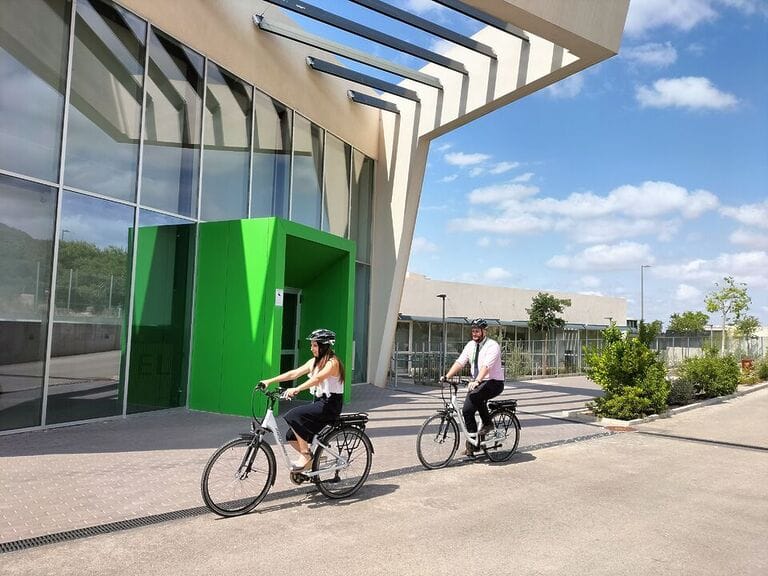 Bicicletas eléctricas para los profesores, energía solar y recogida de agua de lluvia: la sostenibilidad se abre paso en colegios de Murcia