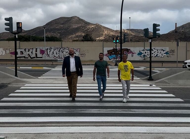 Manolo Torres: “El Gobierno de España cumple su palabra habilitando un semáforo y un paso de peatones al Hospital de Santa Lucía”