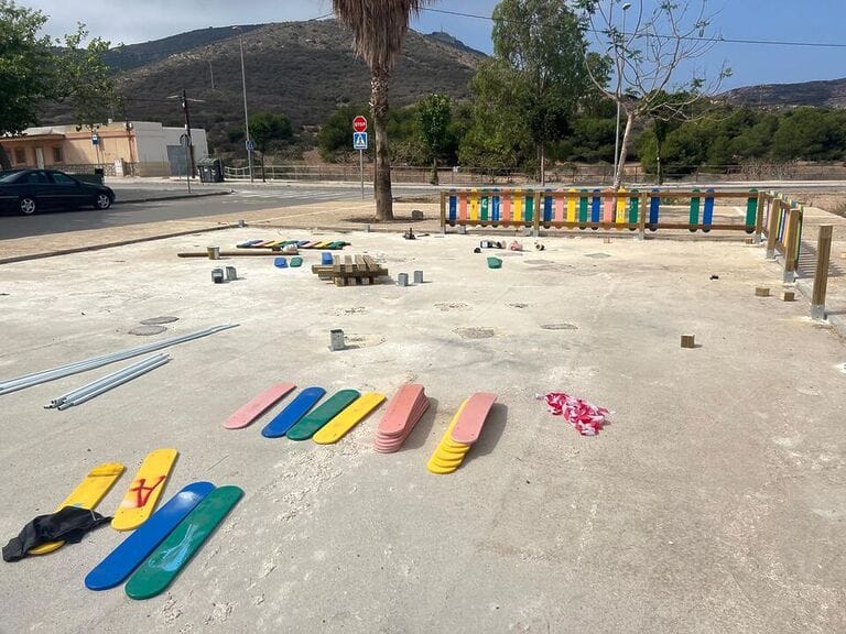 El PSOE de Cartagena denuncia que el equipo de Gobierno utiliza material viejo y deteriorado, que retiró por su mal estado, para montar de nuevo el parque infantil de Lo Campano