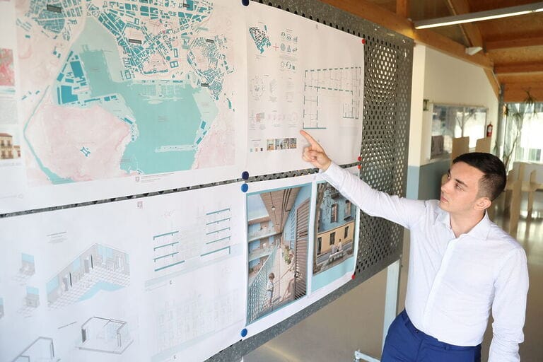 Patio, galería y huerto comunitario en el edificio proyectado en el Monte Sacro por un alumno de Arquitectura