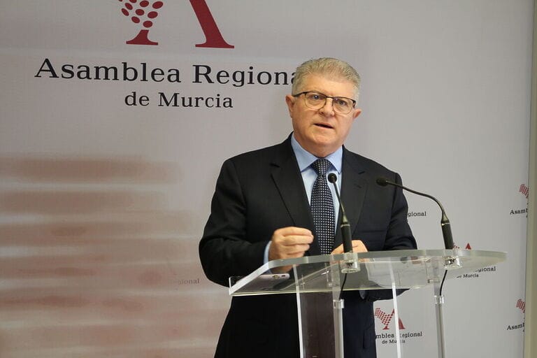 Vélez: “Volvemos a asistir a otro capítulo más de la maquinaria de fango, bulos y confrontación del PP y Vox, que utilizan la Asamblea para difamar e insultar al PSOE”.