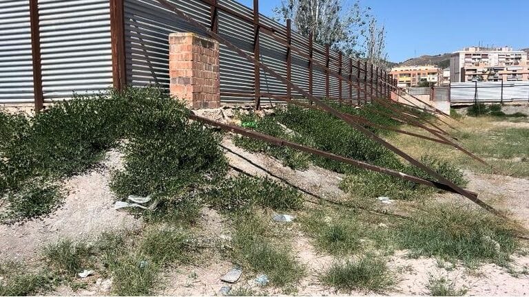 El PSOE de Lorca exige a Fulgencio Gil el arreglo inmediato del aparcamiento en la zona del Gato debido al gran estado de deterioro en el que se encuentra
